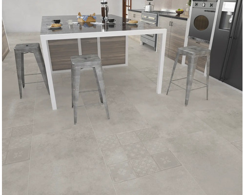 Scenă de bucătărie cu masă și scaune de bar pe plăci de podea