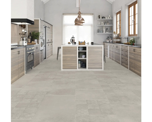 Bucătărie luminoasă cu insulă de bucătărie și gresie