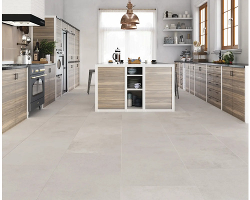 Bucătărie luminoasă, spațioasă, cu chicinetă, insulă de gătit și pardoseală cu gresie.