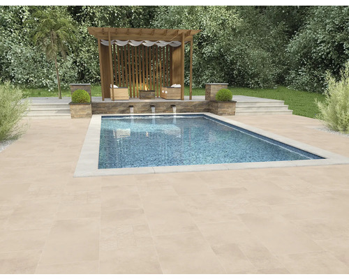 Scenă cu piscină dreptunghiulară, înconjurată de plăci de terasă, o pergolă și vegetație luxuriantă