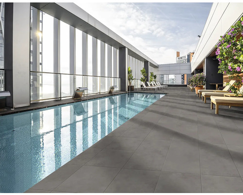 Exterior cu piscină, șezlonguri și podea cu gresie