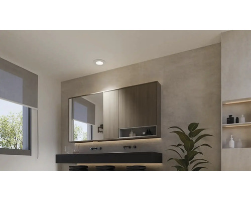 Baie cu chiuvetă, dulap cu oglindă și raft