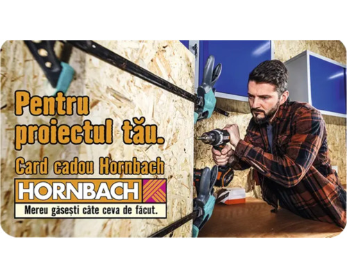 Bărbat care lucrează cu o mașină de găurit la un proiect din lemn cu card cadou Hornbach