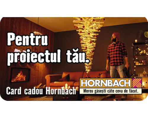 Living cu bărbat, canapea, șemineu și brad de Crăciun inversat cu lumini și globuri și logo Hornbach