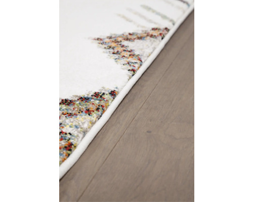 Prim-plan cu un covor alb cu model modern pe o podea de lemn