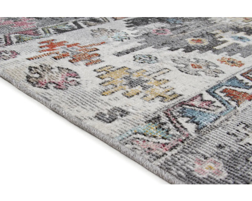 Prim-plan cu un covor cu model