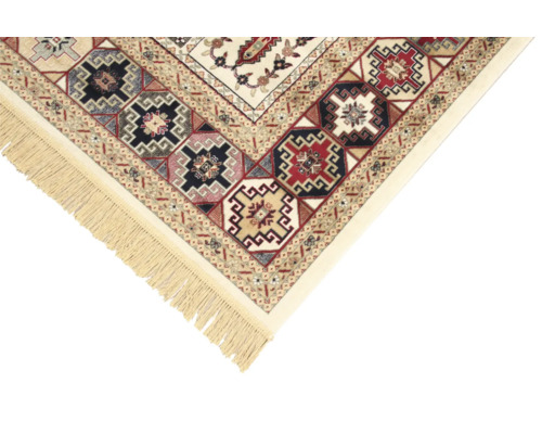 Imagine detaliată a unui covor cu model și franjuri