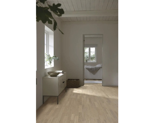 Cameră luminoasă cu podea din lemn, comodă și vedere spre dormitor