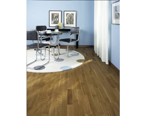 Sufragerie cu podea din lemn, masă, scaune și covor