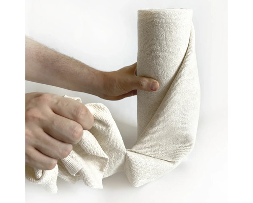 Rola de cârpă de curățat din material textil este ținută de mâini