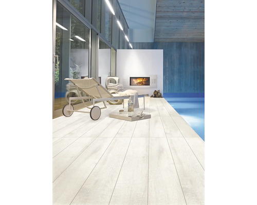 Baie luminoasă cu piscină, șezlong, șemineu și gresie cu aspect de lemn.