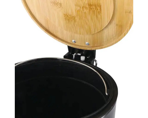 Vedere interioară a unei coșuri de gunoi cu pedală cu capac din bambus