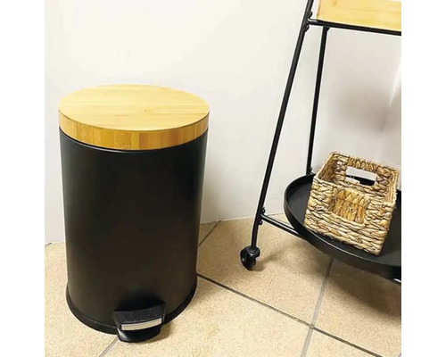 Coș de gunoi negru cu pedala, cu capac din bambus și un raft cu coș