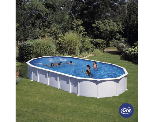 Piscină ovală cu copii înotând în grădină