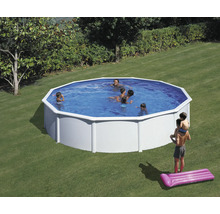 Piscină de familie în grădină cu persoane care se scaldă
