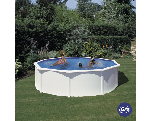 Piscină supraterană în grădină cu oameni jucându-se în apă