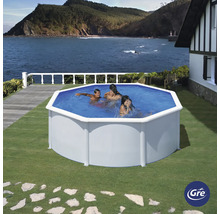 Piscină supraterană cu înotători în grădină