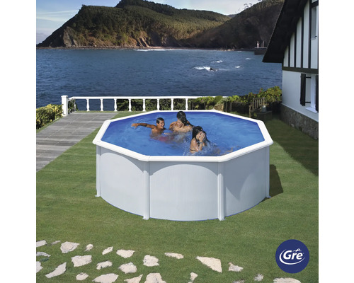 Piscină supraterană cu înotători în grădină