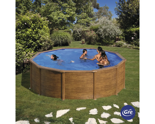 Piscină din lemn cu familie în grădină