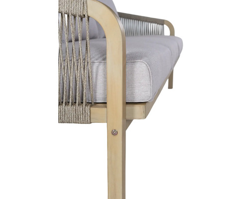 Prim-plan cu un scaun de grădină cu cadru din lemn și împletitură din frânghie.