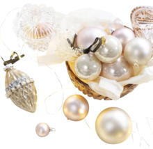 Globuri decorative de Crăciun într-un bol cu elemente luminoase