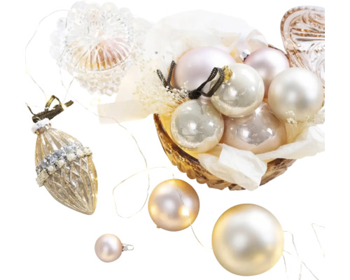 Globuri decorative de Crăciun într-un bol cu elemente luminoase