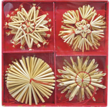 Patru stele de paie într-o cutie roșie pentru decorațiuni de Crăciun.