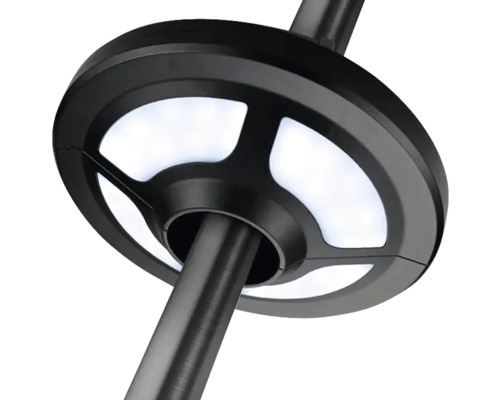 Prim-plan al unui corp de iluminat exterior rotund pe un stâlp