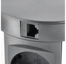 Vizualizare detaliată a unui conector de rețea Cat 6 pe o unitate de priză