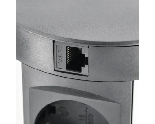 Vizualizare detaliată a unui conector de rețea Cat 6 pe o unitate de priză