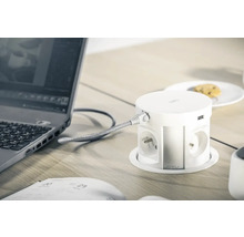 Element de priză cu conexiune de rețea, port USB și laptop pe o masă.