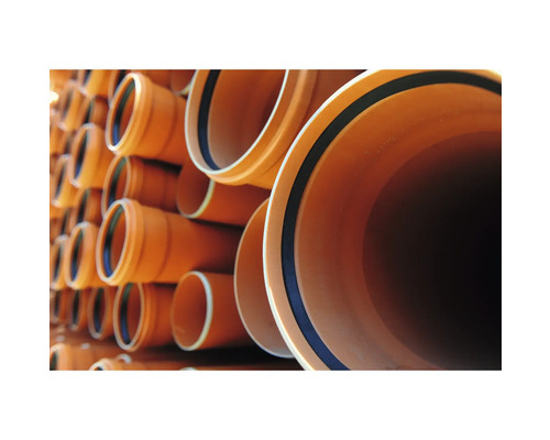 Stivă de țevi de canalizare portocalii cu garnituri