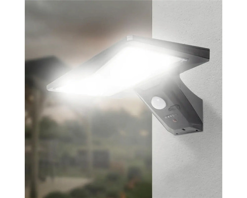 Lampă solară cu senzor de mișcare fixată pe un perete