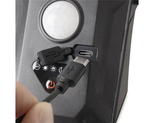 Prim-plan cu un port de încărcare USB tip C pe o lampă