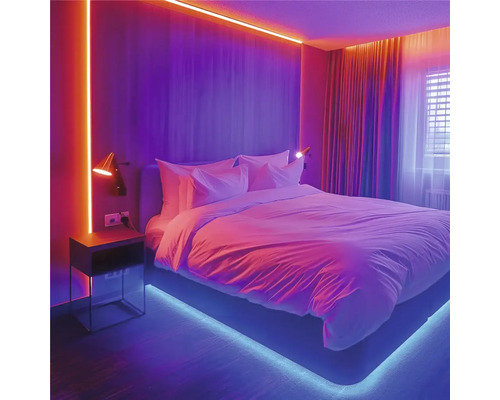 Dormitor cu pat dublu, noptieră și iluminare indirectă