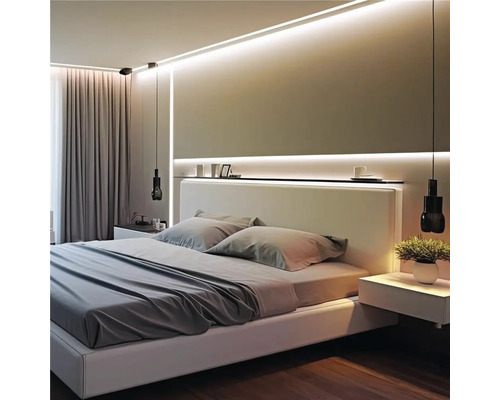 Dormitor cu pat, noptiere, iluminat și perdele pentru o atmosferă modernă.