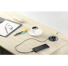 Birou cu organizator, pixuri, ceașcă de cafea, smartphone și priză încastrată