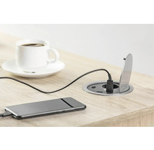 Priza de masă cu port USB, smartphone și ceașcă de cafea pe o masă de lemn