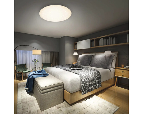 Dormitor cu pat, noptiere, banchetă, covor și plafonieră