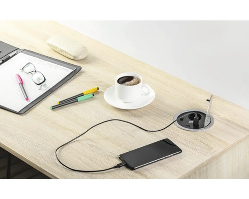 Birou cu organizator, ceașcă de cafea și element de priză cu port USB pentru încărcarea unui smartphone
