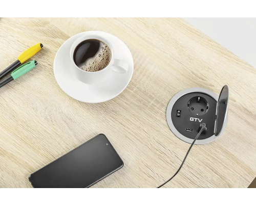 Blat de masă cu priză retractabilă, ceașcă de cafea, smartphone și pixuri