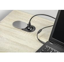 Priza de masă cu cablu de alimentare și laptop pe masă de lemn