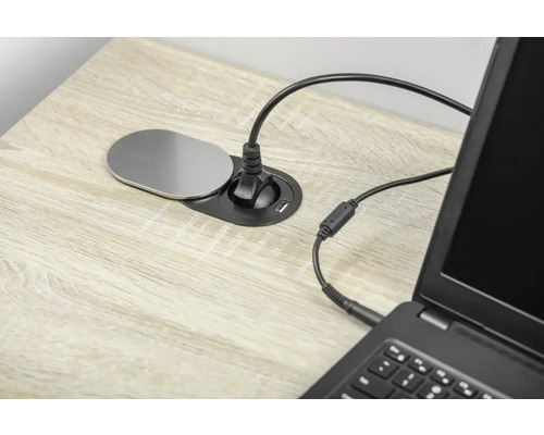 Priza de masă cu cablu de alimentare și laptop pe masă de lemn