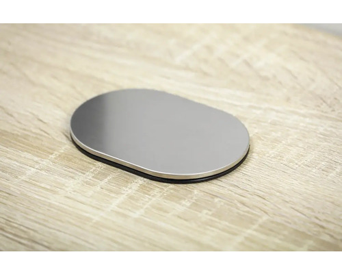 Priză de masă ovală din metal pe o masă din lemn