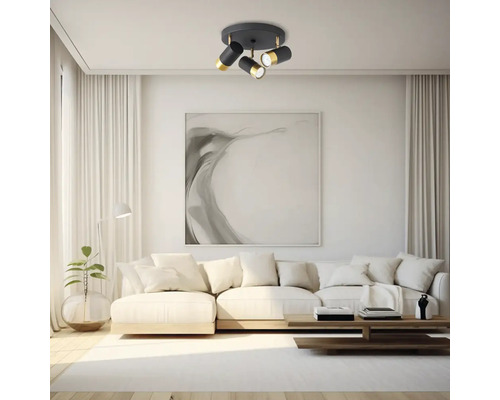 Cameră de zi cu plafonieră cu mai multe spoturi pentru iluminatul camerei de zi