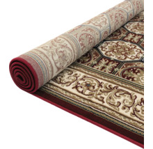 Covor rulat cu bordură și ornamente