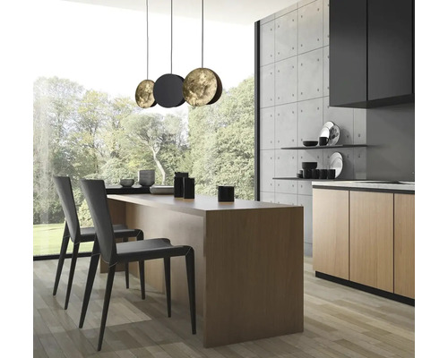 Bucătărie modernă cu masă, scaune și corpuri de iluminat suspendate