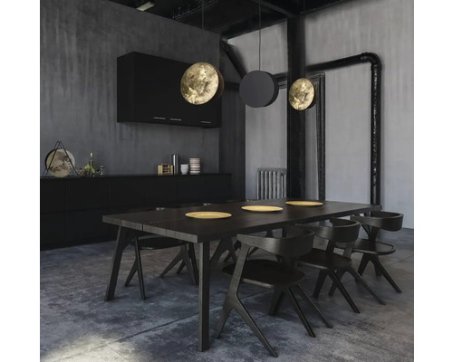 Sală de mese în stil loft cu masă, scaune și corpuri de iluminat suspendate