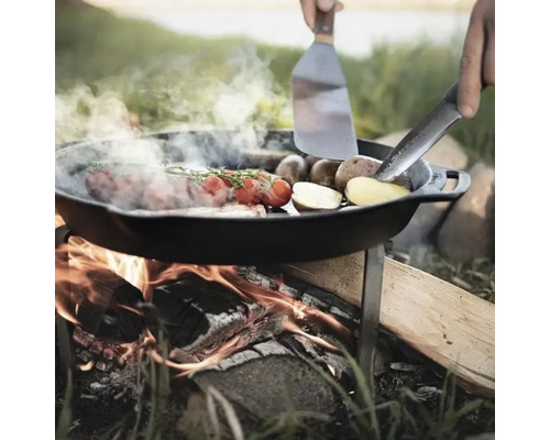 Tigaie de prăjit pe foc deschis cu legume și cartofi prăjiți