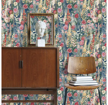 Interior decorativ cu tapet floral, dulap din lemn, bust și scaun cu cărți